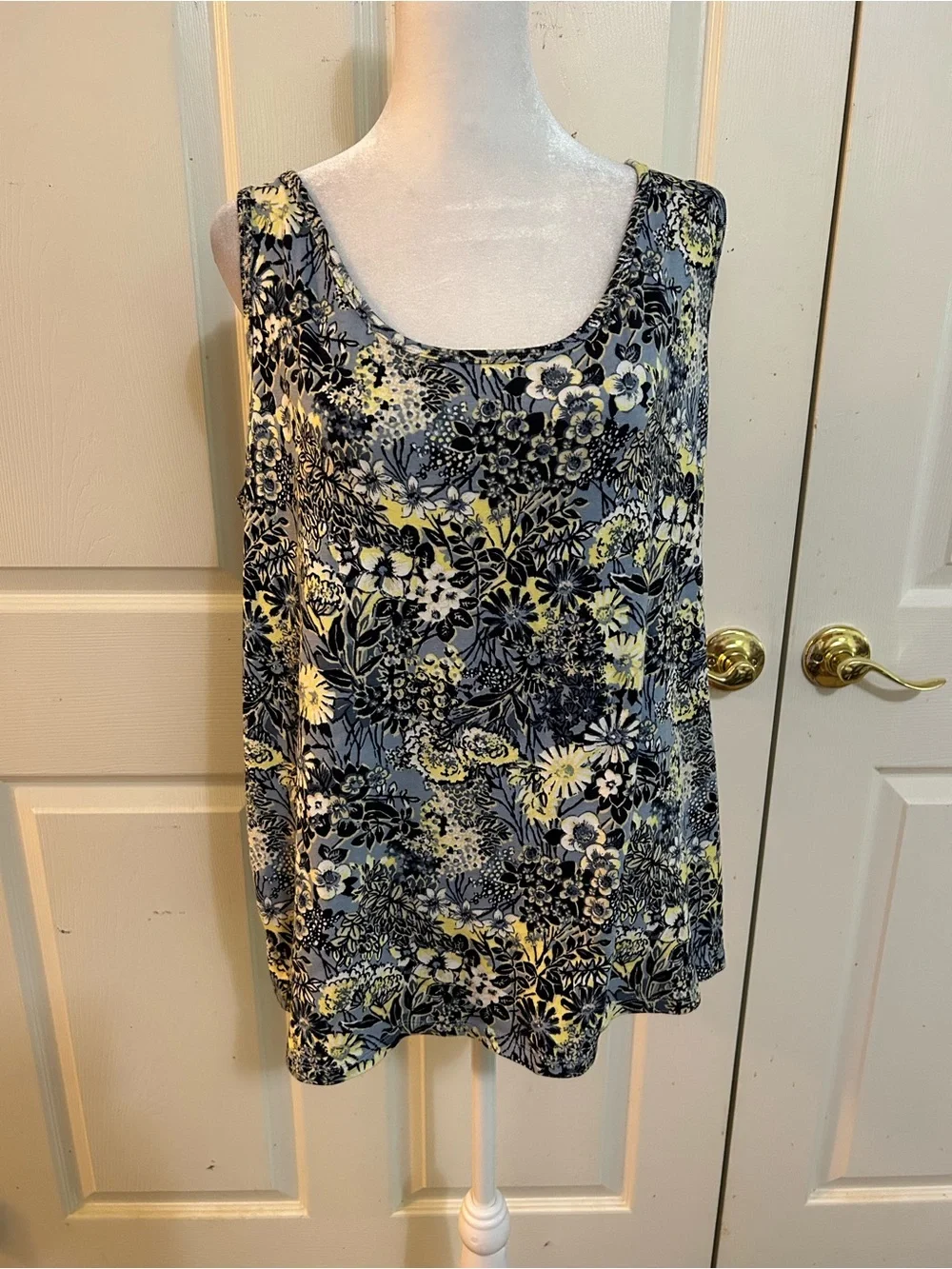 Cato floral tank, size 22W/24W
